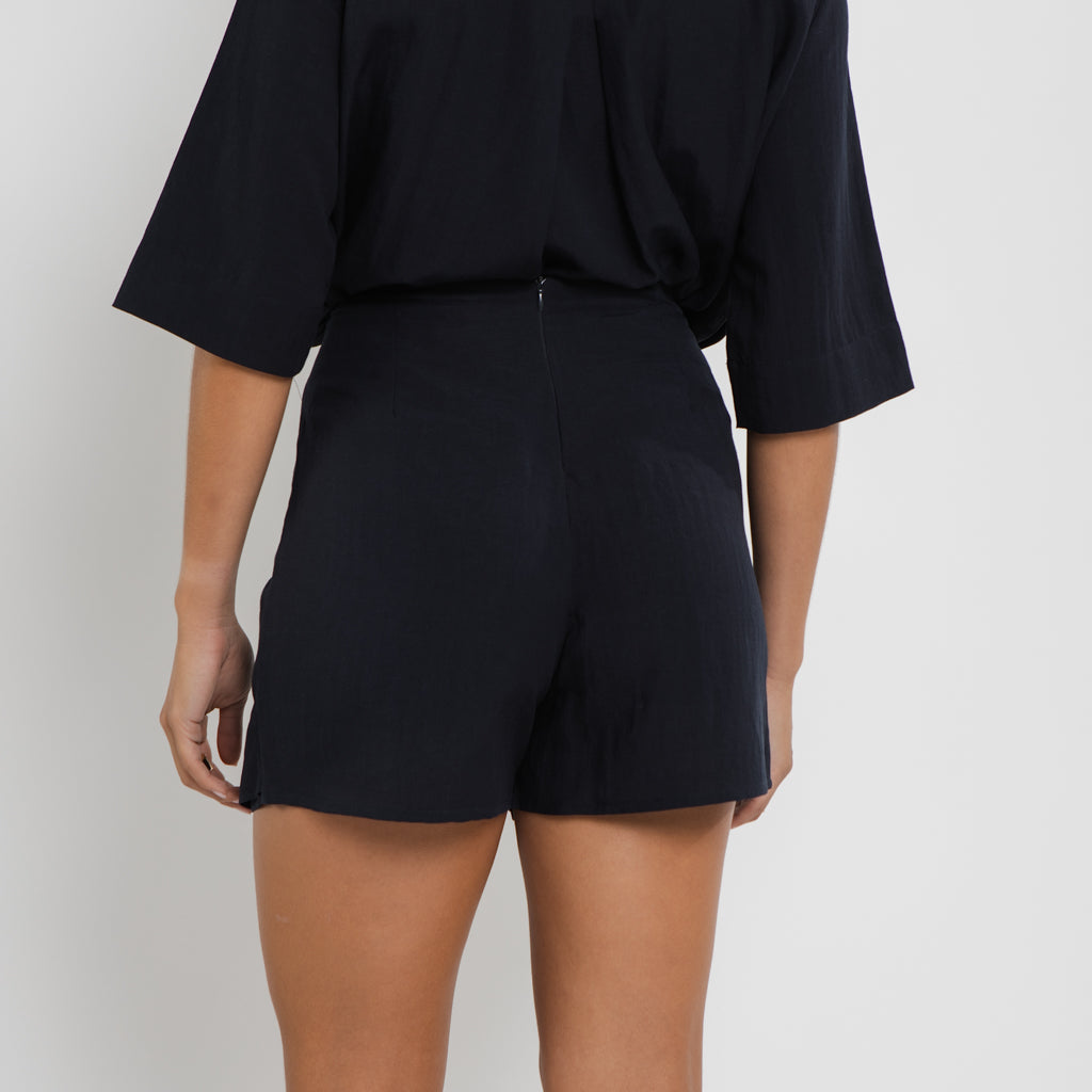 Bermuda Feminina de Viscose – Alfaiataria Leve com Amarração Lateral BD215