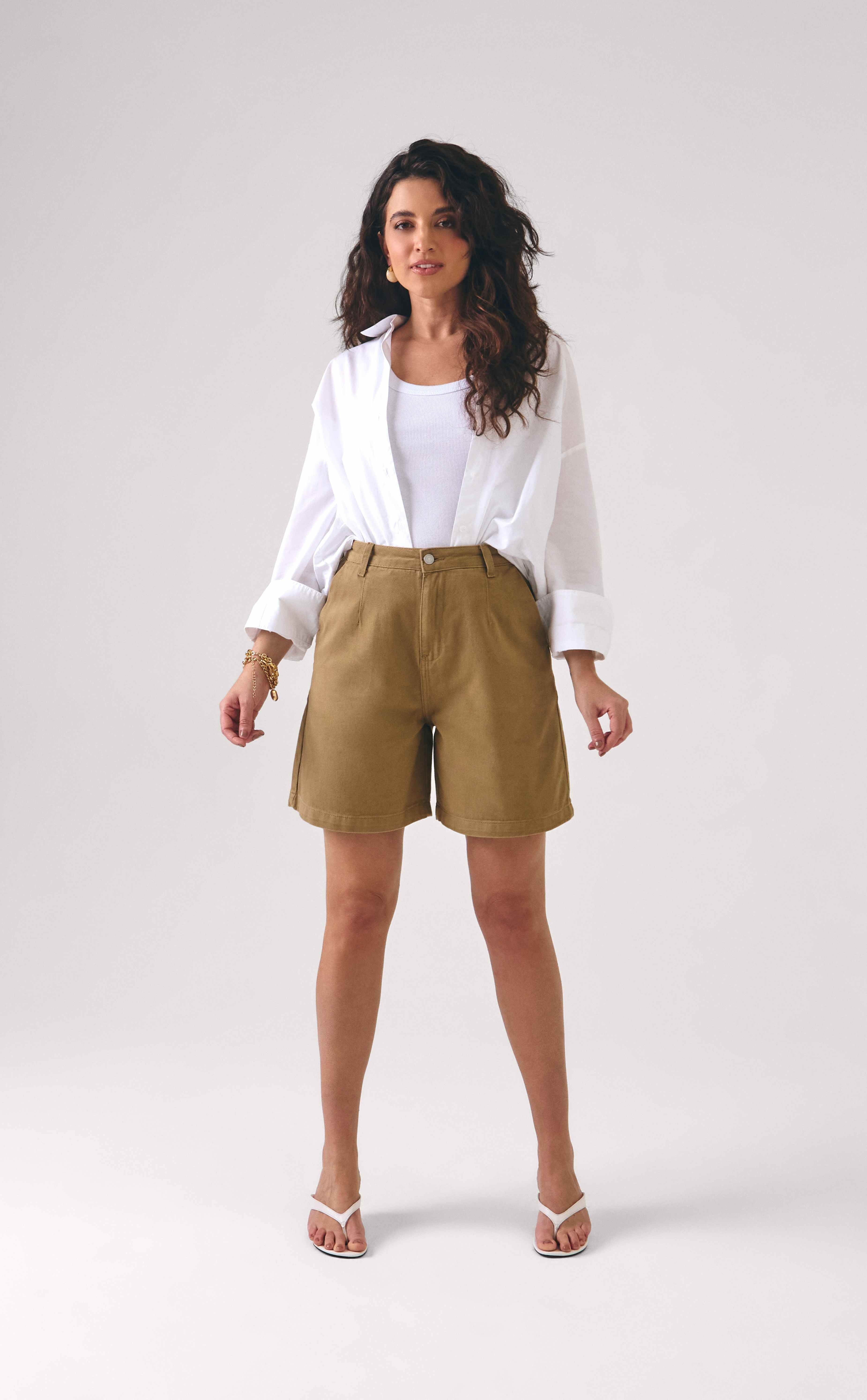 BERMUDA ALFAIATADA COM PREGAS FEMININO KAKI