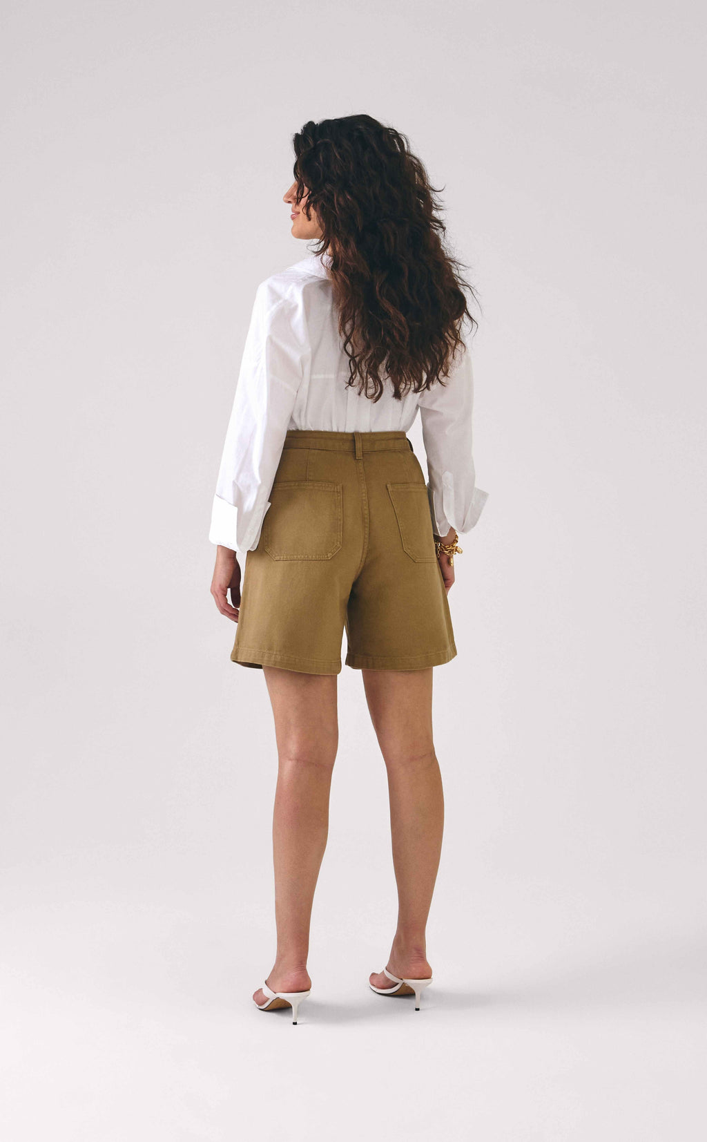 BERMUDA ALFAIATADA COM PREGAS FEMININO KAKI